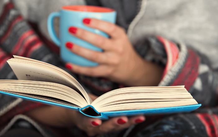 En person som läser en mindfulness bok